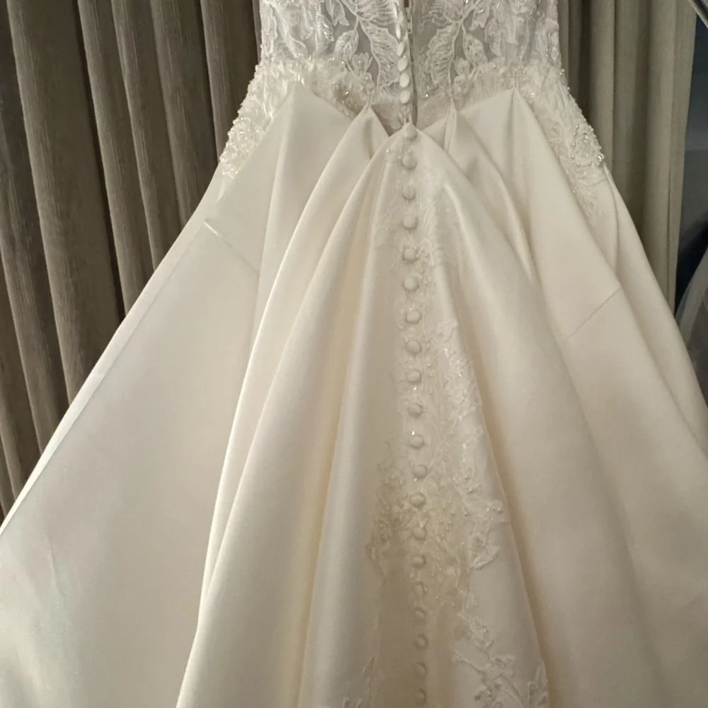 Elegant A-Line Wedding Gown with Lace Bodice and Spaghetti Straps